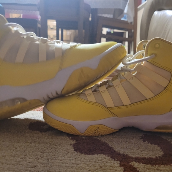 Jordan max aura yellow no box but will put in a different box a little beat - Picture 5 of 5